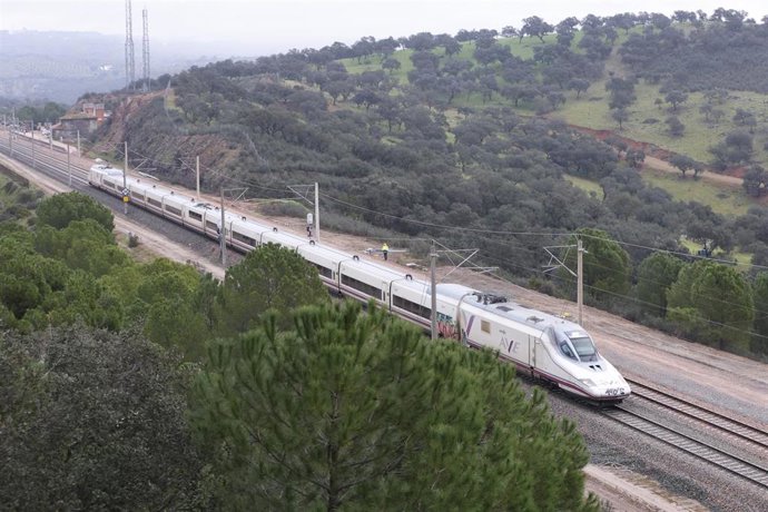 Imagen de un tren AVE a su paso por el tramo de vía, completamente restaurado, donde ocurrió el trágico accidente del pasado 18 de enero en Adamuz (Córdoba).