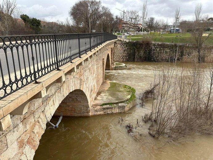 La Junta manifiesta su satisfacción ante el reconocimiento del Ayuntamiento de su responsabilidad sobre el entorno del Puente Árabe