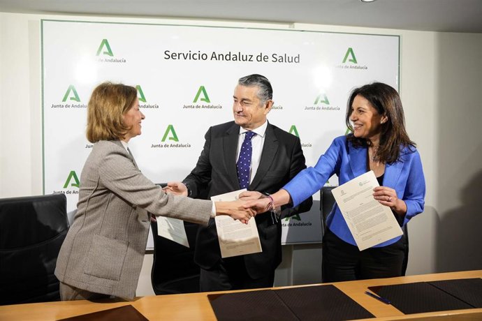 El consejero de Sanidad, Presidencia y Emergencias de la Junta de Andalucia, Antonio Sanz, durante la firma de un convenio marco de colaboración entre el SAS y la AECC. A 17 de febrero de 2026.
