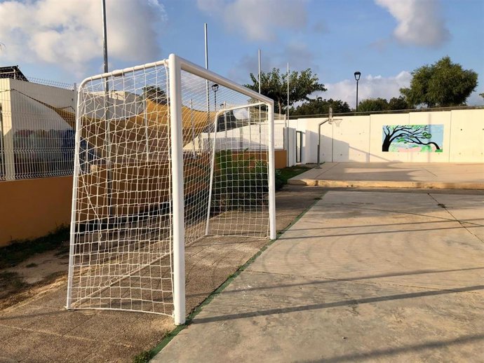 Archivo - Portería de fútbol renovada en un patio de colegio de Formentera.