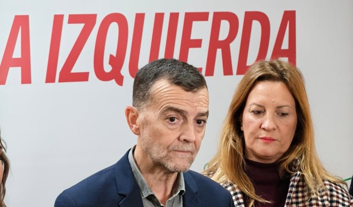 El coordinador federal de IU, Antonio Maíllo, atiende a los medios en el marco de un foro de alcaldes en Sevilla.