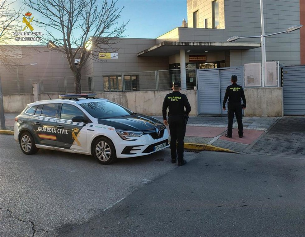 Detenido un conductor en Azuqueca de Henares cuando circulaba en sentido contrario y con el permiso de conducción retirado por orden judicial.