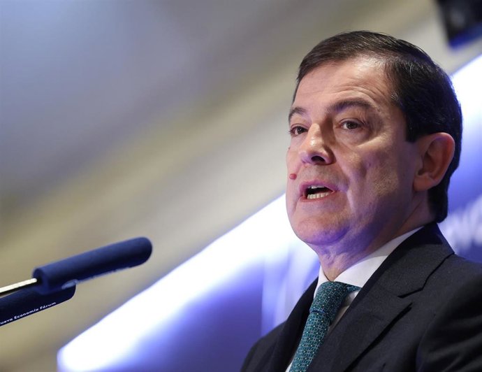 El presidente de la Junta de Castilla y León y candidato del PP para la reelección, Alfonso Fernández Mañueco, durante un desayuno informativo de Nueva Economía Fórum, en el Four Seasons Hotel, a 17 de febrero de 2026, en Madrid (España).