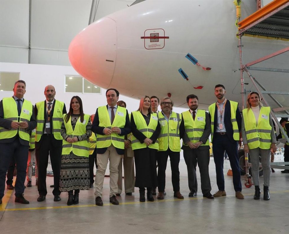 Pérez Llorca en la visita al aeropuerto de Castellón