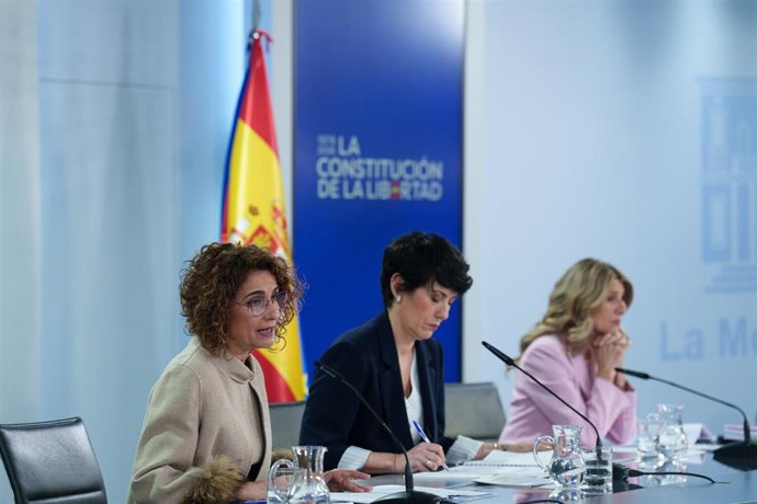 La vicepresidenta primera y ministra de Hacienda, María Jesús Montero, la ministra de Inclusión, Seguridad Social y Migraciones, Elma Saiz, y la vicepresidenta segunda y ministra de Trabajo, Yolanda Díaz, durante una rueda de prensa tras el Consejo de Min