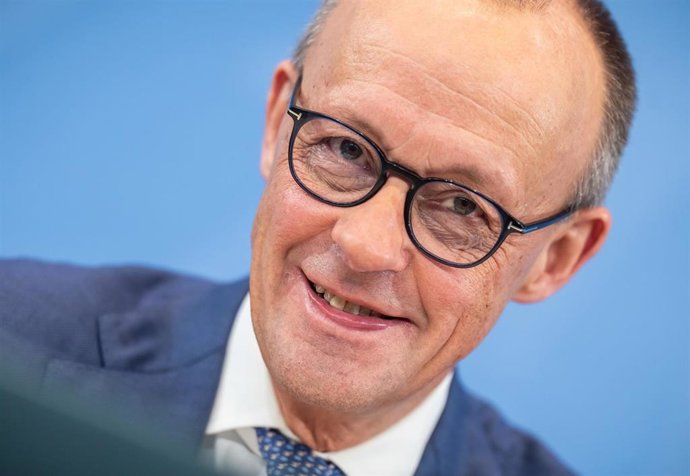 Archivo - 11 December 2025, Berlin: German Chancellor Friedrich Merz takes part in the press briefing on the results of the consultations following the coalition committee in the Chancellery. Photo: Michael Kappeler/dpa