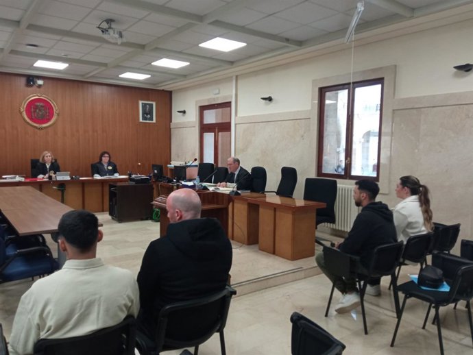 Cuatro personas reconocen haber extorsionado 2.000 euros a un niño de 14 años en Palma: "Te meto diez tiros en el pecho".