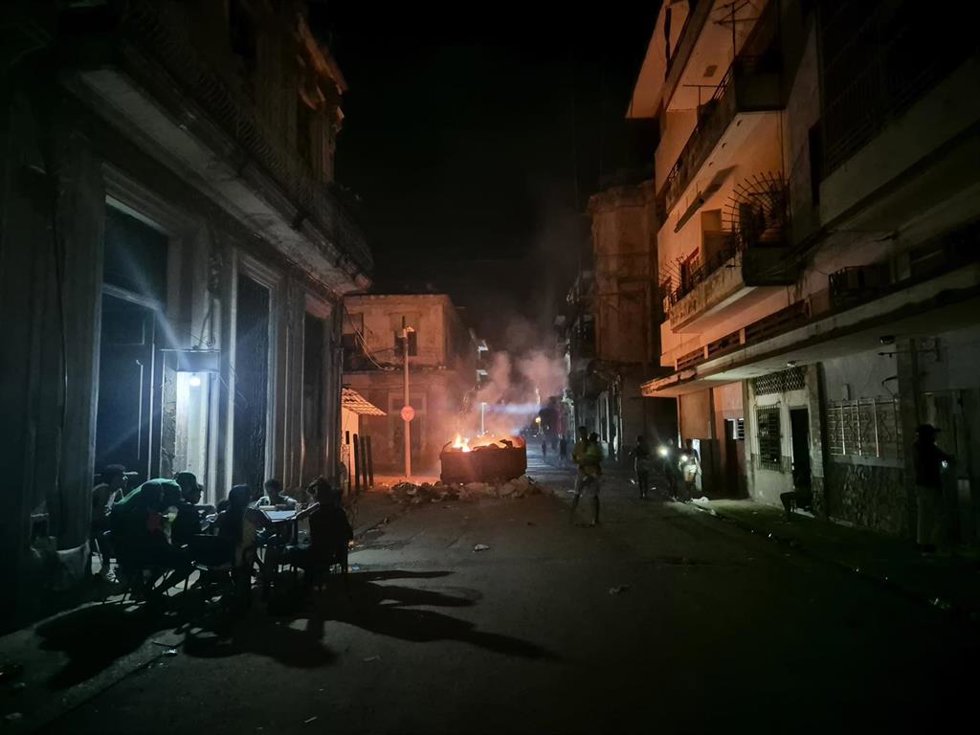 Archivo - Imagen de archivo de una hogera encendida en una calle de Cuba durante un apagón.