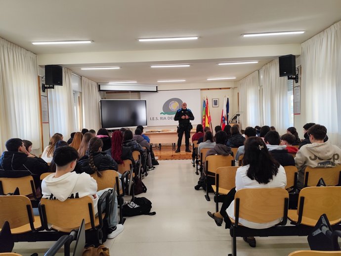 Camargo refuerza su labor preventiva en los centros educativos con el programa Agente Tutor de la Policía Local