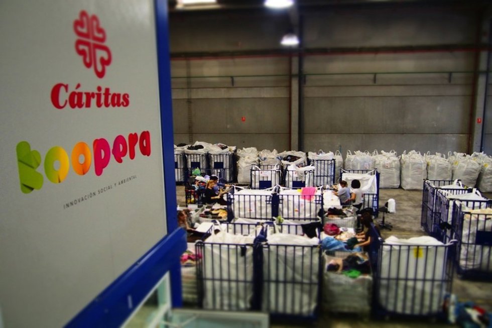 Proyecto de EDP en colaboración con Moda re-, la cooperativa impulsada por Cáritas especializada en reciclaje textil.