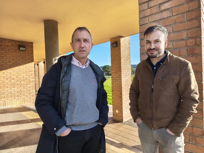 El consejero de Ordenación, Ovidio Zapico, y el director general de Vivienda, Daniel Sánchez, durante las pruebas de selección de Vipasa.