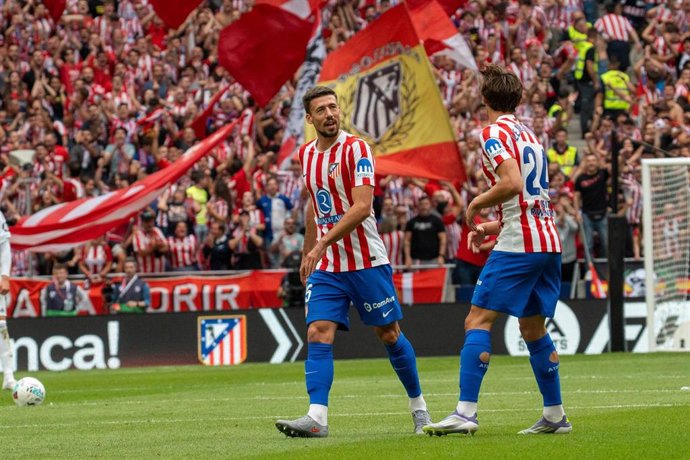 Archivo - Los defensas del Atlético de Madrid Clément Lenglet y Robin Le Normand, en un partido de LaLiga EA Sports.