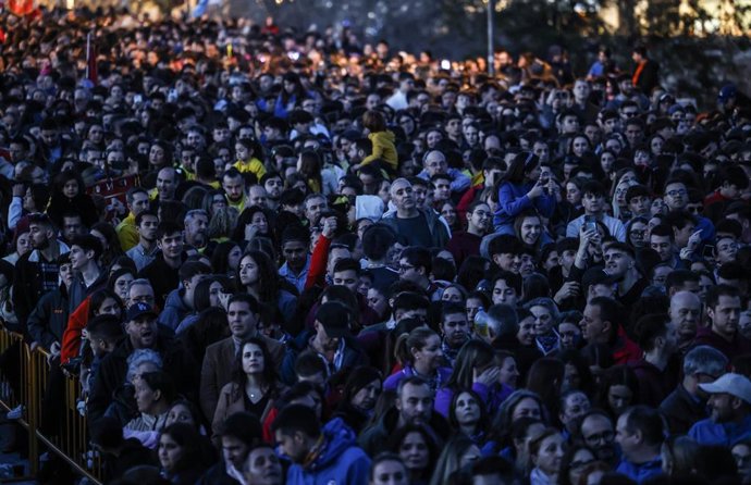 Archivo - Decenas de personas durante la Crida de las Fallas 2025