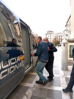 El acusado de intentar matar a un hombre con un machete sale de la Real Chancillería de Granada.
