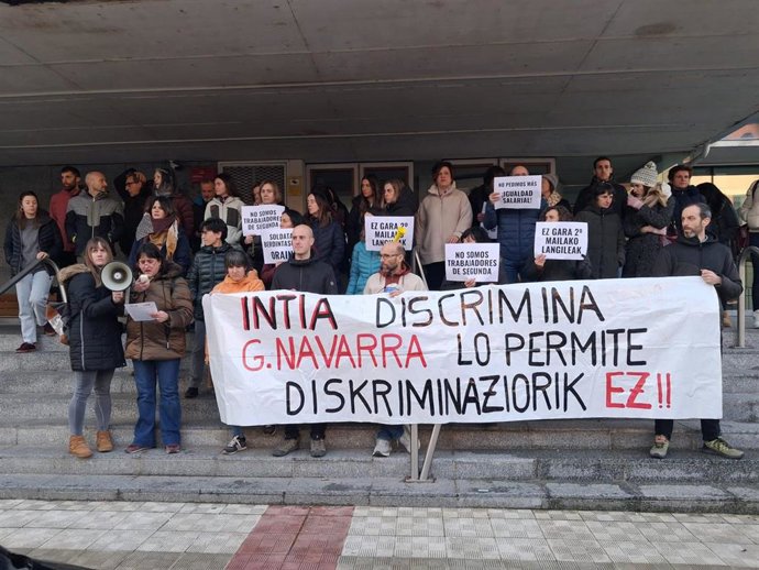 Imagen de la concentración de miembros del comité de INTIA