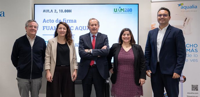 Firma del acuerdo entre FUAM y Aqualia