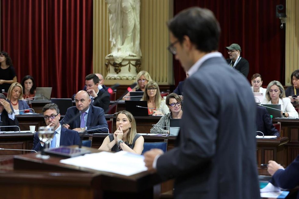 Archivo - La presidenta del Govern Balear, Marga Prohens escucha al Diputado en el Parlamento de las Islas Baleares por el PSIB, Iago Negueruela, durante el Debate del Estado de la Comunidad, en en el Parlament balear, a 2 de octubre de 2024, en Palma d