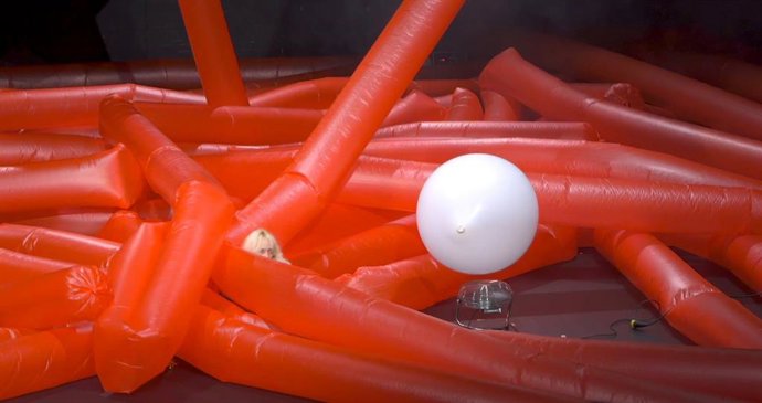 La Sala L'Horta estrena 'Una cosa lleugera', una "hipnòtica" peça de dansa i objectes inflables