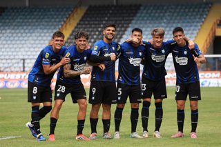 Futbol, Huachipato vs Universidad de Chile Segunda fecha, campeonato Nacional 2026. El jugador de Huachipato Renzo Malanca, centro, celebra con sus compañeros su gol contra Universidad de Chile durante el partido de primera division disputado en el