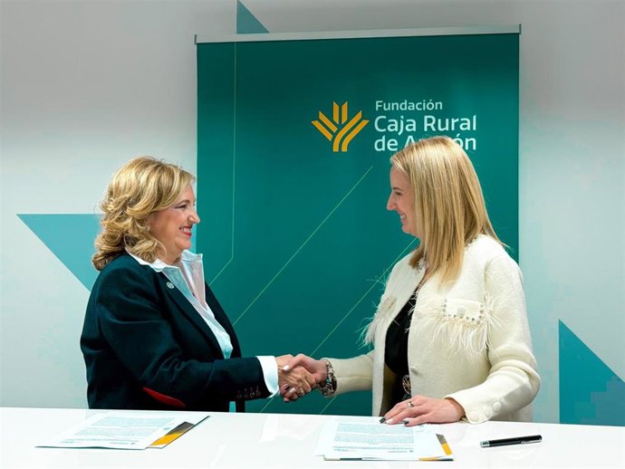 La rectora de la Universidad de Zaragoza, Rosa Bolea, y la directora de la Fundación Caja Rural de Aragón, Laura Prada.