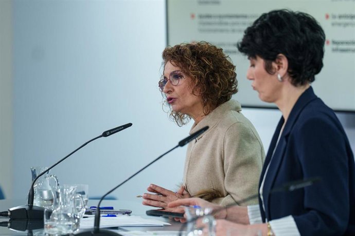 La vicepresidenta primera y ministra de Hacienda, María Jesús Montero, durante una rueda de prensa tras el Consejo de Ministros, a 17 de febrero de 2026, en Madrid (España). El Consejo de Ministros ha aprobado hoy la subida del salario mínimo interprofesi