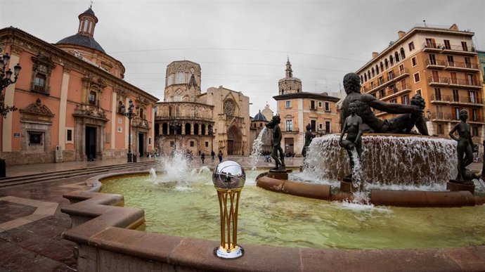 Imagen del trofeo de la Copa del Rey de baloncesto en Valencia