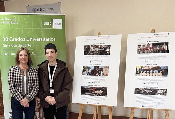 La directora del centro asociado de la UNED en Teruel, Raquel Arribas, y el responsable provincial de Cooperación de Cruz Roja, Yeray Castilla.