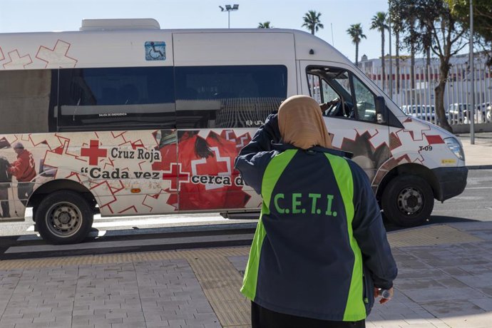 Várias pessoas à saída do Centro de Estada Temporária de Imigrantes (CETI), em 17 de fevereiro de 2026, em Ceuta (Espanha). De acordo com os dados oficiais publicados pelo Ministério do Interior, entre 1 e 15 de fevereiro, entraram na cidade autônoma