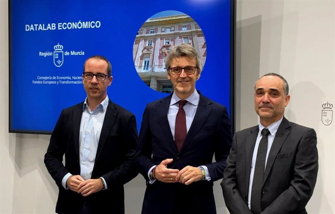El consejero de Economía, Hacienda, Fondos Europeos y Transformación Digital, Luis Alberto Marín (c), junto con el director general de Transformación Digital (i), Javier Martínez, y el subdirector general de Inteligencia Estadística, Iñigo Magdaleno (d)