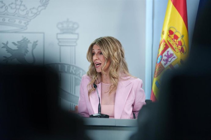 La vicepresidenta segunda y ministra de Trabajo, Yolanda Díaz, durante una rueda de prensa tras el Consejo de Ministros, a 17 de febrero de 2026, en Madrid (España). El Consejo de Ministros ha aprobado hoy la subida del salario mínimo interprofesional (SM