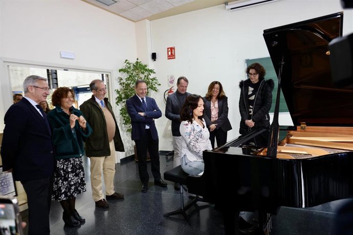 La consejera de Desarrollo Educativo y Formación Profesional, María del Carmen Castillo 82d, visita en Mairena del Aljarafe (Sevilla) el Conservatorio Elemental de Música 'América Martínez' junto al alcalde del municipio, Antonio Conde