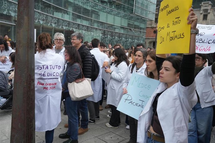 Archivo - Médicos durante una manifestación convocada por el Sindicato Médico de Euskadi