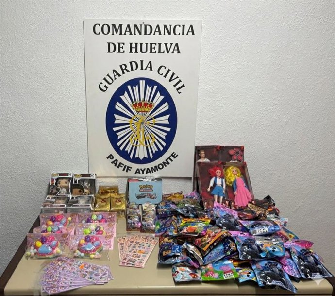 Juguetes intervenidos por la Guardia Civil en Ayamonte (Huelva).