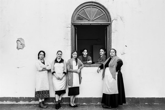 De izda. A dcha., Alejandra Cid ('Antonia'), Virginia DeMorata ('Mariluz'), Magda Salinas ('Isabel'), María Beltrán (ayudante de dirección), Juan Fleta (autor y director) e Inma Caballero ('Carmen'). Foto: Marina M. Luna / Factoría Echegaray.