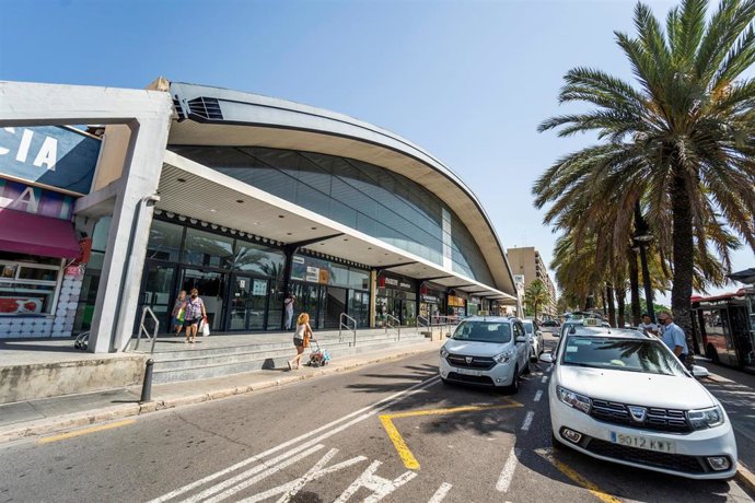 Archivo - Exterior de la Estación de Autobuses de València