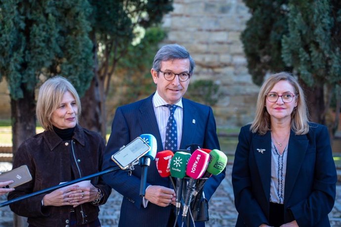 El consejero de Industria, Jorge Paradela, con la alcalde de Jerez, María José García-Pelayo.