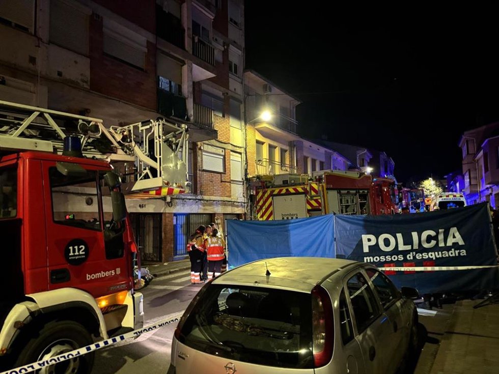 Incendio en un trastero en bloque de pisos de Manlleu (Barcelona), donde han muerto cinco jóvenes