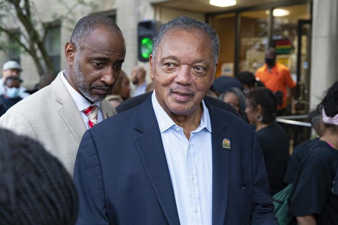 Archivo - November 13, 2025: After speaking during a press conference, the Rev. Jesse Jackson walks to the front of the ''Invading our community with peace'' weekly Friday peace walk led by St. Sabina Church in Auburn Gresham, Chicago on June 25, 2021.