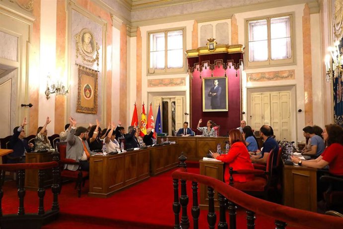 Archivo - Pleno el Ayuntamiento de Alcalá de Henares