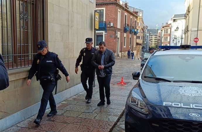 Archivo - Imagen de archivo del acusado del 'crimen de Nochebuena' producido en la capital leonesa en 2022 a su entrada a la Audiencia Provincial de León.
