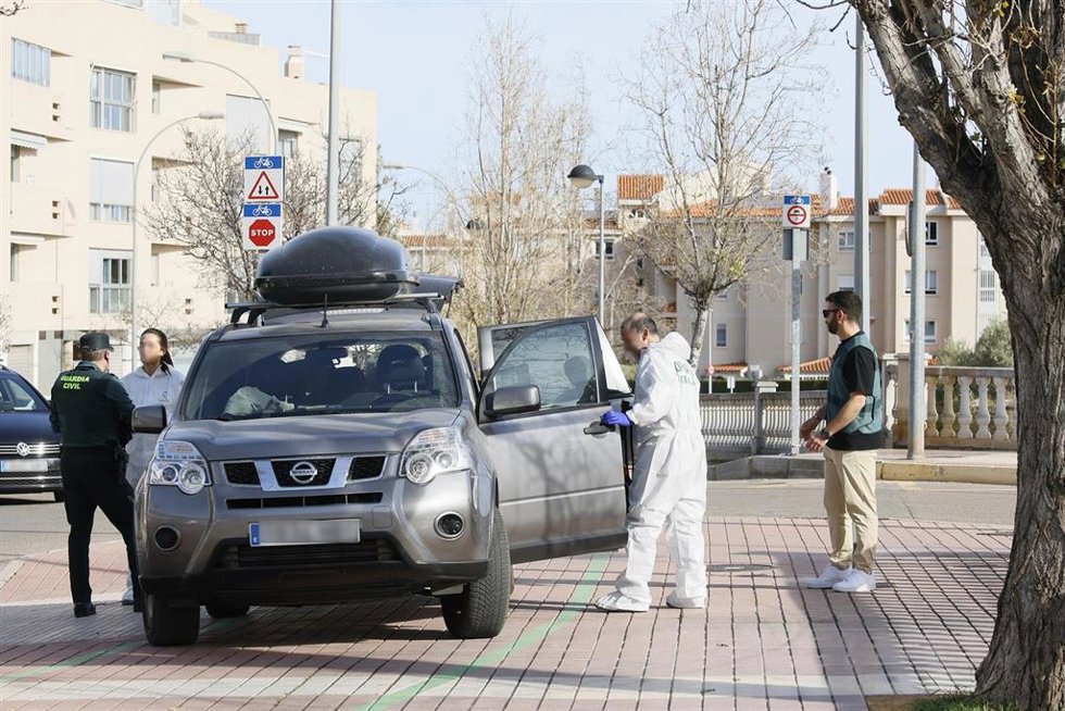 Agentes trabajan en el centro de salud de Benicssim, a 16 de febrero de 2026, en Benicssim