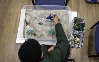 Un niño en el espacio de Redes Cooperativa en Madrid