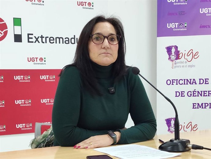La vicesecretaria general de UGT Extremadura, Montserrat Marcos Sánchez, en una rueda de prensa en la sede del sindicato.