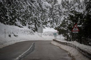 Archivo - La N-260 en el Puerto de montaña La Collada de Toses durante el temporal de nieve en Girona, a 28 de diciembre de 2025, en Girona, Catalunya (España). 