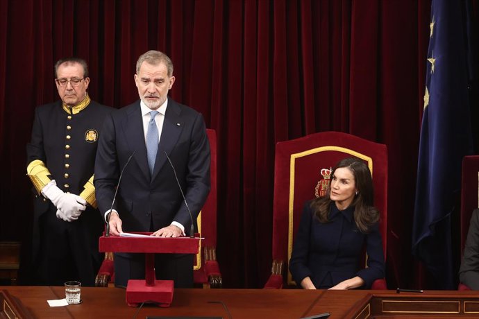 Os Reis Felipe VI e Letizia, durante o ato institucional “Nossa Constituição mais duradoura”, no Congresso dos Deputados, em 17 de fevereiro de 2026, em Madri (Espanha). Os Reis presidem a comemoração dos 47 anos de vigência da Carta Magna.