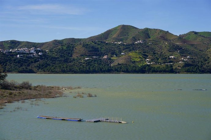 Imagen del embalse La Viñuela mostrando un embalsamiento de agua superior al 80% de su capacidad total. 