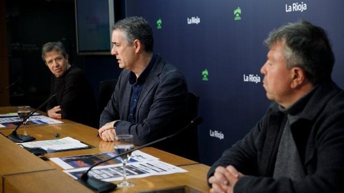 El director general de Deporte y Juventud, Diego Azcona, el representante de los patrocinadores principales de la prueba, Carlos Achútegui, y Antonio Sáenz, del Club Kan de Vico
