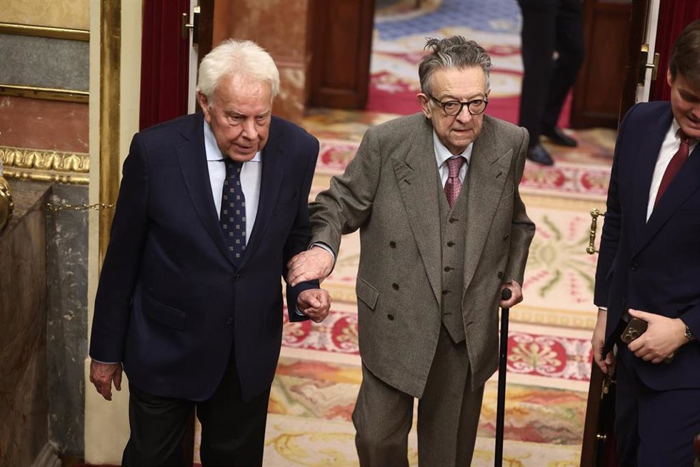 El expresidente del Gobierno Felipe González (i) durante el acto institucional Nuestra constitución más longeva, en el Congreso de los Diputados, a 17 de febrero de 2026, en Madrid (España).