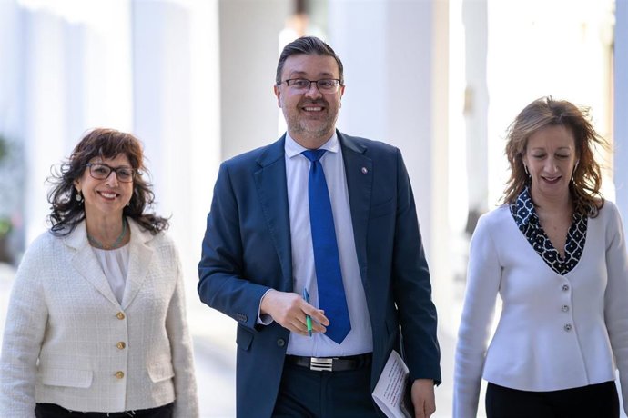 El consejero de Educación, Amador Pastor, acompañado por la viceconsejera de Educación, Universidades e Investigación, Marta Torrecilla (i), y la directora general de Innovación Educativa y Centros, Mariló Pérez (d).