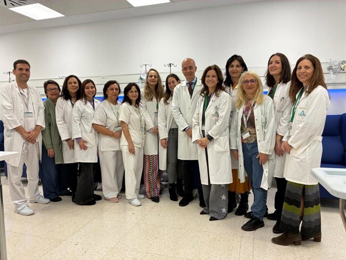 Equipo directivo y profesionales de Alergología e Inmunología visitan el Hospital de Día del Reina Sofía de Córdoba.